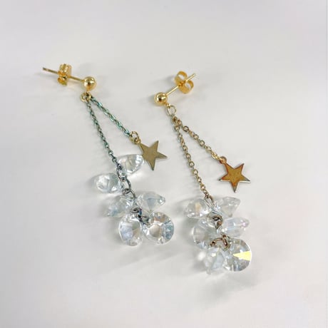 クリスタルとスターのゆらゆらピアス