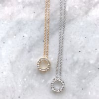 ラインストーンのサークル型華奢ネックレス