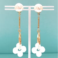 パールとお花の可愛いゆらゆらピアス