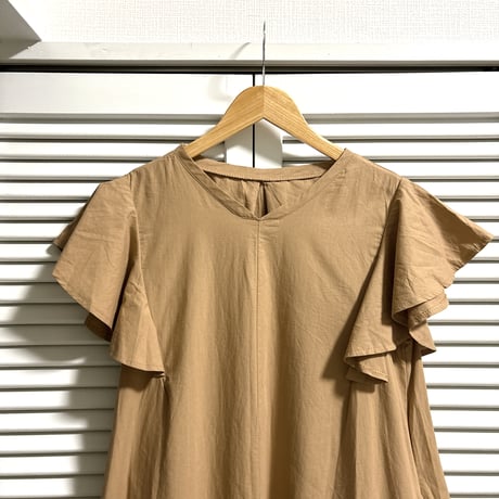 ラッフルスリーブのシンプルワンピース ベージュ