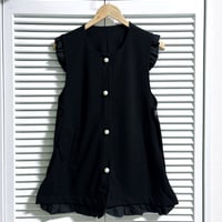パールボタンの裾フリルベスト