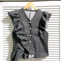 再入荷★アシンメトリーフリルのパールボタンベスト グレー