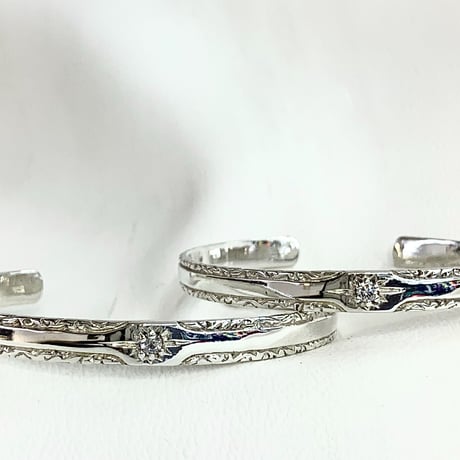 唐草ジルコニアバングル