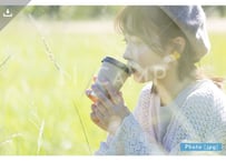 【写真素材】コーヒーを飲む女性1 - Lサイズ：4000 × 2667px (300dpi) [33.87cm × 22.58cm] - ロイヤリティフリー素材