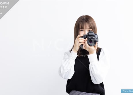 【写真素材】一眼レフカメラで撮影する女性4 - Lサイズ：4000 × 2668px (300dpi) [33.87cm × 22.59cm]