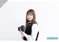 【写真素材】一眼レフカメラで撮影する女性18 - Lサイズ：4000 × 2668px (300dpi) [33.87cm × 22.59cm]