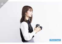 【写真素材】一眼レフカメラで撮影する女性22 - Lサイズ：4000 × 2668px (300dpi) [33.87cm × 22.59cm]