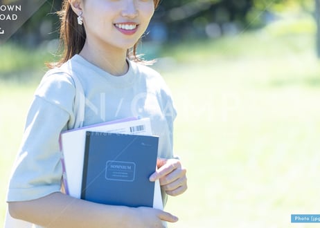 【写真素材】大学に通う学生5 - Lサイズ：4000 × 2667px (300dpi) [33.87cm × 22.58cm] - ロイヤリティフリー素材