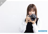 【写真素材】一眼レフカメラで撮影する女性2 - Lサイズ：4000 × 2668px (300dpi) [33.87cm × 22.59cm]