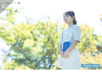 【写真素材】大学に通う学生7 - Lサイズ：4000 × 2667px (300dpi) [33.87cm × 22.58cm] - ロイヤリティフリー素材