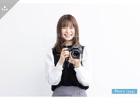 【写真素材】一眼レフカメラで撮影する女性12 - Lサイズ：4000 × 2668px (300dpi) [33.87cm × 22.59cm]