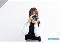 【写真素材】一眼レフカメラで撮影する女性6 - Lサイズ：4000 × 2668px (300dpi) [33.87cm × 22.59cm]