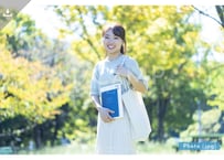 【写真素材】大学に通う学生1 - Lサイズ：4000 × 2667px (300dpi) [33.87cm × 22.58cm] - ロイヤリティフリー素材