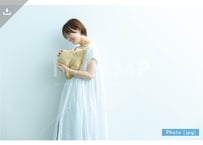 【写真素材】女性ナチュラル16 - Lサイズ：4000 × 2667px (300dpi) [33.87cm × 22.58cm] - ロイヤリティフリー素材