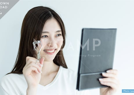 【写真素材】鏡を見てビューラーをする女性1 - Lサイズ：5000 ×3335px (300dpi) [42.33cm × 28.24cm] - ロイヤリティフリー素材
