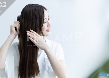 【写真素材】髪をとかす女性 - Lサイズ：5000 × 3335px (300dpi) [42.33cm × 28.24cm] - ロイヤリティフリー素材