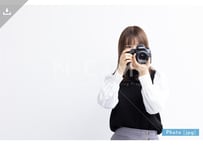 【写真素材】一眼レフカメラで撮影する女性3 - Lサイズ：4000 × 2668px (300dpi) [33.87cm × 22.59cm]