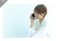 【写真素材】スマホで電話をする女性3 - Lサイズ：4000 ×2667px (300dpi) [33.87cm × 22.58cm] - ロイヤリティフリー素材