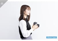 【写真素材】一眼レフカメラで撮影する女性23 - Lサイズ：4000 × 2668px (300dpi) [33.87cm × 22.59cm]