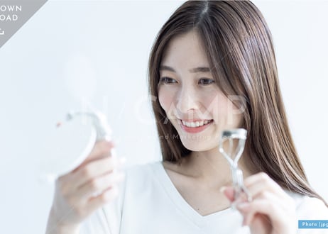 【写真素材】鏡を見てビューラーをする女性2 - Lサイズ：5000 ×3335px (300dpi) [42.33cm × 28.24cm] - ロイヤリティフリー素材