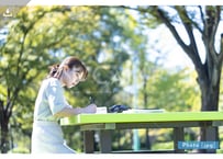 【写真素材】勉強する大学生7 - Lサイズ：4000 × 2667px (300dpi) [33.87cm × 22.58cm] - ロイヤリティフリー素材
