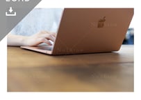 【写真素材】Mac・パソコンを操作する女性1 - Lサイズ：4000 ×2667px (300dpi) [33.87cm × 22.58cm] - ロイヤリティフリー素材