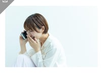 【写真素材】スマホで電話をする女性2 - Lサイズ：4000 ×2667px (300dpi) [33.87cm × 22.58cm] - ロイヤリティフリー素材