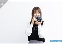 【写真素材】一眼レフカメラで撮影する女性7 - Lサイズ：4000 × 2668px (300dpi) [33.87cm × 22.59cm]