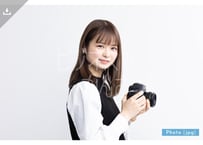 【写真素材】一眼レフカメラで撮影する女性25 - Lサイズ：4000 × 2668px (300dpi) [33.87cm × 22.59cm]