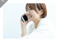 【写真素材】スマホで電話をする女性5 - Lサイズ：4000 ×2667px (300dpi) [33.87cm × 22.58cm] - ロイヤリティフリー素材