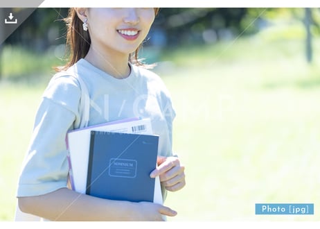【写真素材】大学に通う学生5 - Lサイズ：4000 × 2667px (300dpi) [33.87cm × 22.58cm] - ロイヤリティフリー素材