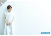 【写真素材】女性ナチュラル4 - Lサイズ：4000 × 2667px (300dpi) [33.87cm × 22.58cm] - ロイヤリティフリー素材