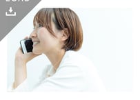 【写真素材】スマホで電話をする女性 - Lサイズ：4000 ×2667px (300dpi) [33.87cm × 22.58cm] - ロイヤリティフリー素材