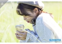 【写真素材】コーヒーを飲む女性2 - Lサイズ：4000 × 2667px (300dpi) [33.87cm × 22.58cm] - ロイヤリティフリー素材