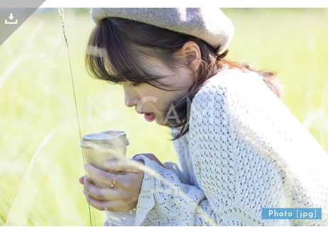 【写真素材】コーヒーを飲む女性2 - Lサイズ：4000 × 2667px (300dpi) [33.87cm × 22.58cm] - ロイヤリティフリー素材