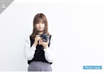 【写真素材】一眼レフカメラで撮影する女性14 - Lサイズ：4000 × 2668px (300dpi) [33.87cm × 22.59cm]