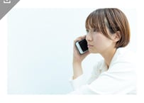 【写真素材】スマホで電話をする女性6 - Lサイズ：4000 ×2667px (300dpi) [33.87cm × 22.58cm] - ロイヤリティフリー素材