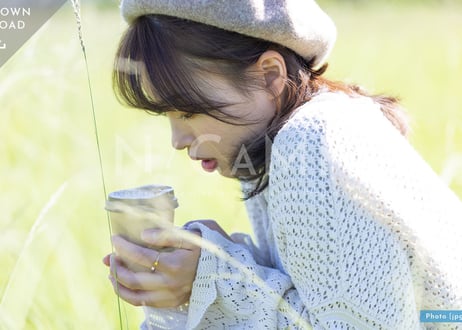 【写真素材】コーヒーを飲む女性2 - Lサイズ：4000 × 2667px (300dpi) [33.87cm × 22.58cm] - ロイヤリティフリー素材