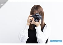 【写真素材】一眼レフカメラで撮影する女性1 - Lサイズ：4000 × 2668px (300dpi) [33.87cm × 22.59cm]