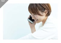 【写真素材】スマホで電話をする女性4 - Lサイズ：4000 ×2667px (300dpi) [33.87cm × 22.58cm] - ロイヤリティフリー素材