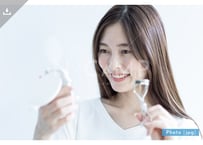 【写真素材】鏡を見てビューラーをする女性2 - Lサイズ：5000 ×3335px (300dpi) [42.33cm × 28.24cm] - ロイヤリティフリー素材