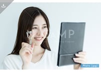 【写真素材】鏡を見てビューラーをする女性1 - Lサイズ：5000 ×3335px (300dpi) [42.33cm × 28.24cm] - ロイヤリティフリー素材