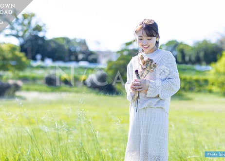 【写真素材】ドライフラワーを持つ女性2 - Lサイズ：4000 ×2667px (300dpi) [33.87cm × 22.58cm] - ロイヤリティフリー素材