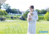 【写真素材】ドライフラワーを持つ女性2 - Lサイズ：4000 ×2667px (300dpi) [33.87cm × 22.58cm] - ロイヤリティフリー素材