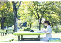 【写真素材】勉強する大学生6 - Lサイズ：4000 × 2667px (300dpi) [33.87cm × 22.58cm] - ロイヤリティフリー素材