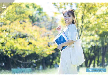 【写真素材】大学に通う学生2 - Lサイズ：4000 × 2667px (300dpi) [33.87cm × 22.58cm] - ロイヤリティフリー素材
