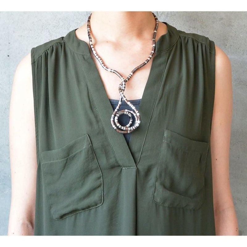 アクセサリー rara Fexible Stainless Wire Necklace “silver × pur
