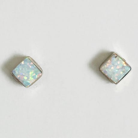 オパールピアス | STORES