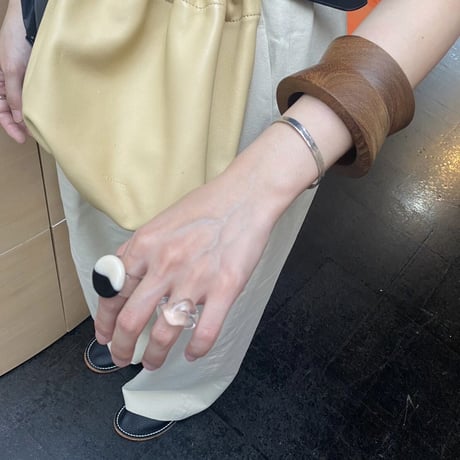 dent wood bangle / brown