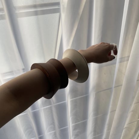 bump wood bangle / natural white